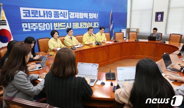 이낙연 더불어민주당 코로나19국난극복위원장이 20일 오후 서울 여의도 국회에서 기자간담회를 갖고 코로나19 국난극복을 위한 지자체 적극 대응을 촉구하고 있다. © News1