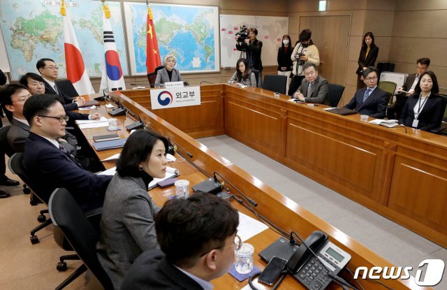 강경화 외교부 장관이 20일 오전 서울 종로구 외교부청사에서 왕이(王毅) 중국 외교부장, 모테기 도시미쓰 일본 외무상과 신종 코로나바이러스 감염증(코로나19) 대응 화상회의를 하고 있다. © News1