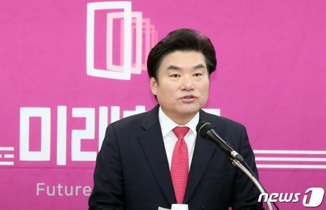 원유철 미래한국당 신임 당대표가 20일 서울 영등포구 당사에서 기자회견을 하고 있다. © News1