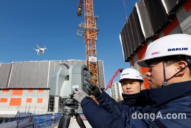 김포에서 건설중인 e편한세상 김포 로얄하임 현장에서 대림산업 직원들이 3D 스캐너와 드론을 활용해 BIM 설계에 필요한 측량자료를 촬영하고 있다.