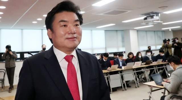 원유철 미래한국당 신임 당대표가 20일 서울 영등포구 당사에서 기자회견을 마치고 이동하고 있다. 사진=뉴스1