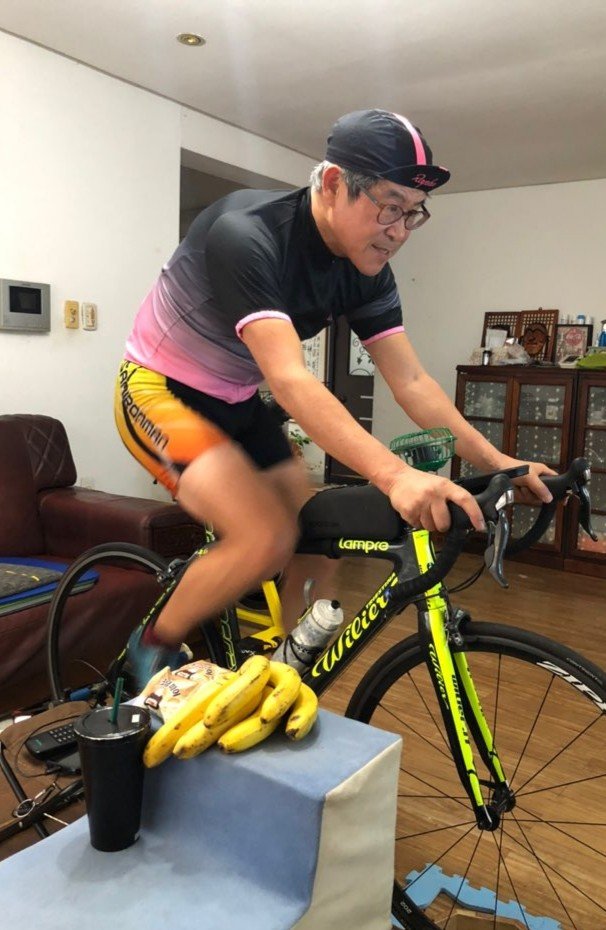‘사이클 마니아’ 김건수 씨는 요즘 집에서 고정식 롤러에 사이클을 연결해 달리고 있다. 주말에는 야외로 나가기도 하지만 신종 코로나바이러스 감염증(코로나19) 공포가 사라질 때까지는 가급적 실내에서 조심해서 운동할 생각이다. 김건수 씨 제공.