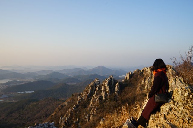 호남의 금강산이라 불리는 달마산(해발 489m)은 기암괴석과 절벽이 이어지면서 거대한 수석 같은 느낌을 준다.