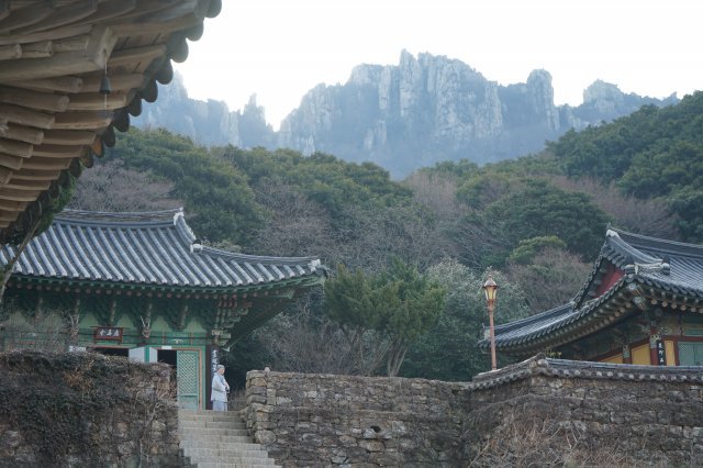 미황사 뒤로 기암괴석이 병풍처럼 둘러싸고 있는 달마산이 보인다.