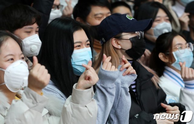 10일 오후 경기 용인시 단국대학교 죽전캠퍼스에서 중국인 유학생들이 지난 2주간 해왔던 자율격리 생활을 마치고 퇴소하며 그동안 생활을 도와준 교직원들에게 감사의 뜻을 전하고 있다.2020.3.10/뉴스1 © News1 조