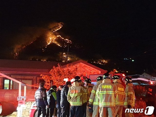 전북 고창군 방장산에 산불이 발생해 8시간째 확산중에 있다. 2020.03.21© 뉴스1