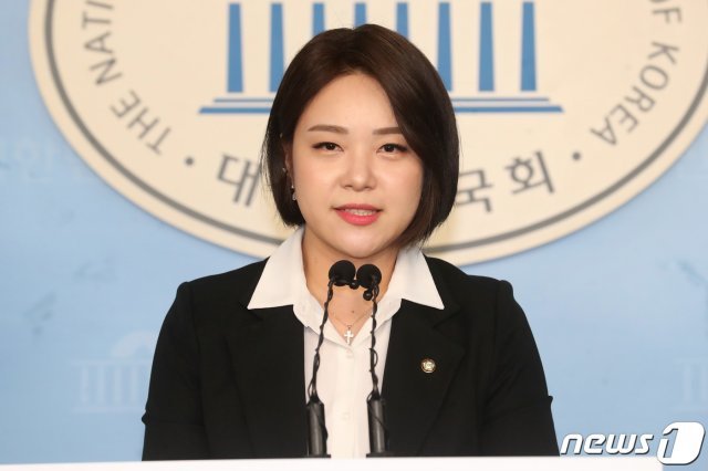 정은혜 더불어민주당 의원이 4일 오후 서울 여의도 국회 정론관에서 기자회견을 갖고 21대 총선 부천 오정지역 출마 선언을 하고 있다. 2020.2.4/뉴스1 © News1