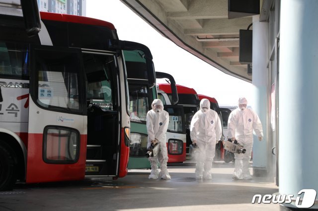 28일 오후 광주종합버스터미널 버스 승차장에서 보건소 직원들이 우한폐렴(신종코로나바이러스감염증) 예방을 위한 소독을 진행하고 있다.2020.1.28/뉴스1 © News1