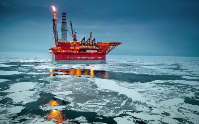 러시아 탐사선이 북극해 해저유전에서 원유를 탐사하고 있다. [Analolu agency]