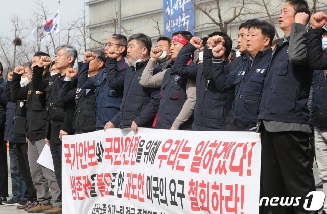 전국주한미군한국인 노동조합 회원들이 20일 오후 서울 종로구 주한미국대사관 앞에서 미국의 주한미군한국인노동자에 대한 무급휴직 철회를 촉구하는 기자회견을 하고 있다. © News1