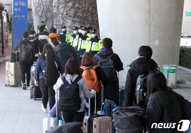 유럽에서 국내로 들어오는 모든 입국자 전원을 대상으로 신종 코로나바이러스 감염증(코로나19 진단 검사 실시를 시작한 22일 오후 유럽발 입국자들이 인천공항을 통해 귀국, 차량으로 이동하고 있다. 유럽발 입국자 중 유증상자는 검역소 격리시설에서, 무증상자는 지정된 임시생활시설에서 검사를 받는다. 2020.3.22/뉴스1 © News1