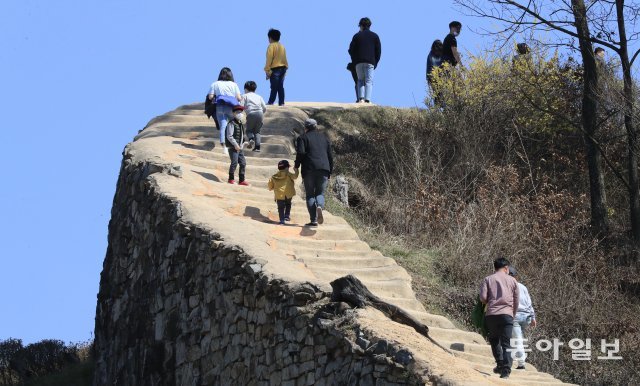 22일 전북 고창읍성에는 관광객들이 파란 하늘로 뻗은 성곽길에서 걷기 운동을 하고 있다. 고창=박영철기자 skyblue@donga.com
