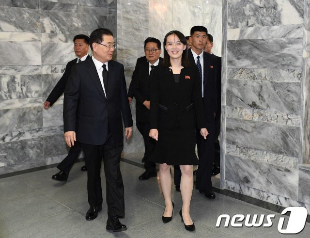 김여정 북한 노동당 제1부부장이 고 이희호 여사를 애도하며 김정은 국무위원장이 보낸 조화와 조전을 전달하기 위해 12일 판문점 북측 지역인 통일각에서 정의용 청와대 국가안보실장을 만나고 있다.(통일부 제공)2019.6.12/뉴스1