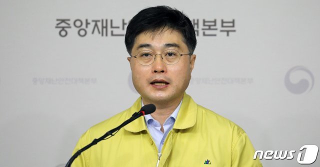 윤태호 중앙사고수습본부 방역총괄반장이 18일 정부세종청사 보건복지부 브리핑실에서 신종 코로나바이러스 감염증(코로나19) 중앙재난안전대책본부 정례브리핑을 하고 있다. 2020.3.18/뉴스1 © News1