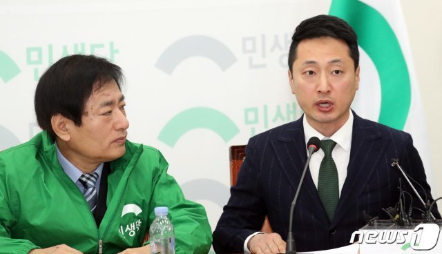 임한솔 민생당 정의사회구현특별위원장(오른쪽)이 23일 서울 여의도 국회에서 열린 최고위원회의에서 발언을 하고 있다. 2020.3.23/뉴스1 © News1