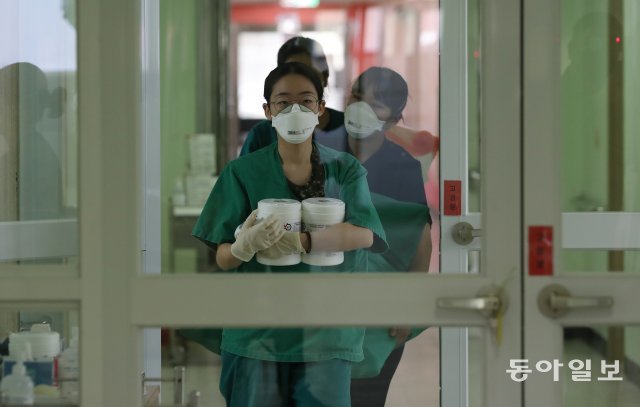 5일 국가 감염병 전담병원으로 개원한 국군대구병원에서 업무에 투입된 신임 간호장교들이 음압병실에 필요한 물품을 옮기고 있다.