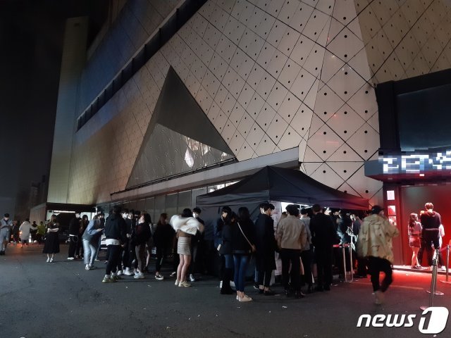 21일 새벽 서울 강남구 클럽 앞. 클럽에 들어가기 위한 대기 줄이 길게 늘어서 있다. © 뉴스1 박종홍 기자.