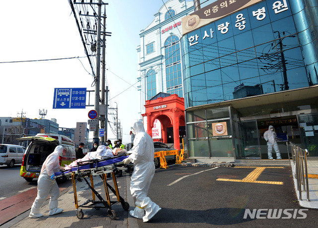 대구의료원으로 이송되는 한사랑요양병원 코로나19 확진자. 뉴시스