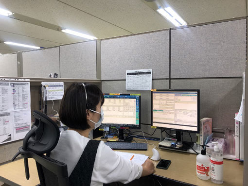 좌석 사이 칸막이를 높인 신한은행 콜센터 모습. 사진제공｜신한은행