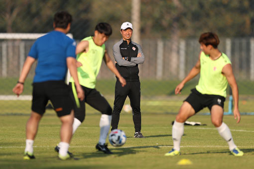 ‘3년 만에 맛보는 K리그1의 기쁨.’ 광주FC는 지난해 K리그2 챔피언의 자격으로 2020 시즌을 K리그1에서 맞이한다. 이적시장에서 지난해 주축 선수 대부분을 지켰고, 베테랑 수비수 김창수도 영입했다. 박진섭 감독(왼쪽에서 세번째)은 “목표는 파이널A”라고 밝혔다. 사진제공｜한국프로측구연맹