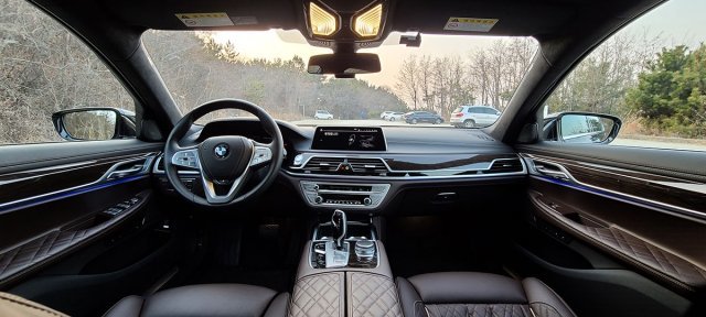 BMW 745 Le의 실내. 고급스러움을 최대한 강조했다. (출처=IT동아)