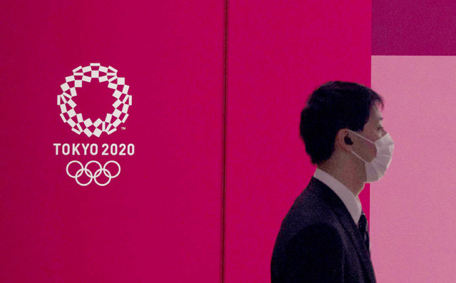 연기론 힘 실리는 도쿄올림픽 아베
 신조 일본 총리가 도쿄 올림픽 연기 가능성을 처음 언급한 23일 한 시민이 도쿄 시내에 위치한 올림픽 홍보 대형 전광판 앞을 
지나고 있다. 국제올림픽위원회(IOC)는 22일(현지 시간) 성명을 통해 “도쿄 올림픽을 연기하는 방안을 포함해 4주 안에 논의를
 마무리하겠다”고 발표했다. 개최 지역인 도쿄도도 연기 검토 방침을 밝혀 ‘올림픽 연기론’에 힘이 실리고 있다. 도쿄=AP 뉴시스