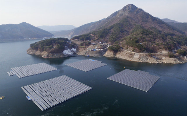 충남 보령시 보령댐에 설치된 수상 태양광 전경. 2016년 구축 이후 연간 2MW의 에너지를 생산하고 있다. 한국수자원공사는 물 환경을 보호하기 위해 수상 태양광 설치 직후부터 지금까지 생태 모니터링을 실시하고 있다. 한국수자원공사 제공