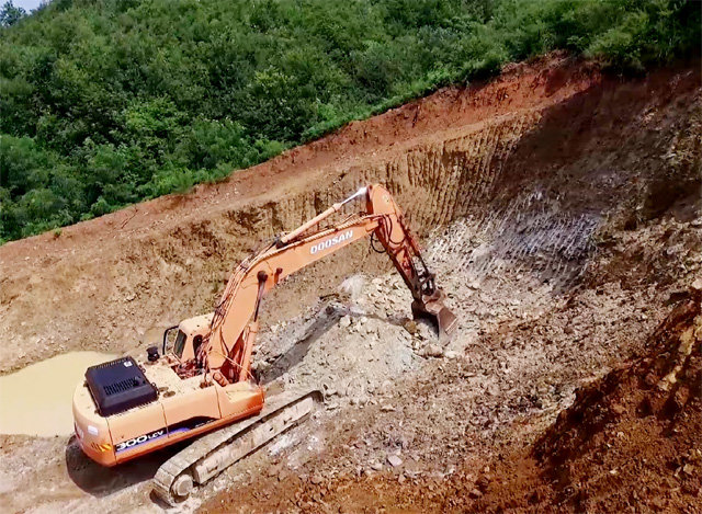 충북 영동군이 일라이트의 가치에 주목하고 일라이트를 활용한 고부가가치 산업 육성에 집중하고 있다. 사진은 일
라이트 채굴 장면과 원석. 영동군 제공