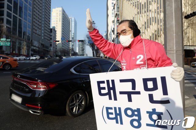 21대 총선에 출사표를 던진 태구민(태영호) 미래통합당 강남갑 예비후보가 23일 오전 서울 강남구 일대에서 출근길 시민들을 향해 인사하고 있다. 2020.3.23/뉴스1 © News1