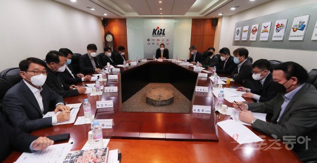 KBL 이사회가 24일 서울 강남구 논현동 KBL센터에서 열렸다. 한국남자프로농구(KBL)는 신종 코로나19 확산 방지를 위해 지난 4주간 리그 중단 후 재개 여부와 후속 사항에 대해 논의하고 있다. 이정대 총재, 김동관 경기본부장을 비롯한 10개 구단 단장들이 마스크를 쓰고 이사회를 진행하고 있다. 주현희 기자 teth1147@donga.com
