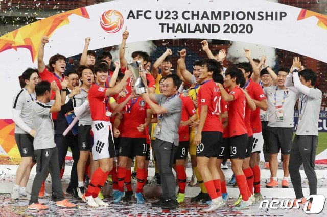 대한민국 U-23 대표팀이 26일 오후(현지시간) 태국 방콕 라자망갈라 스타디움에서 열린 ‘2020 아시아축구연맹(AFC) U-23 챔피언십’ 사우디 아라비아와의 결승전에서 1:0으로 우승을 차지한 뒤 김학범 감독과 함께 우승컵을 들어올리고 있다. © News1
