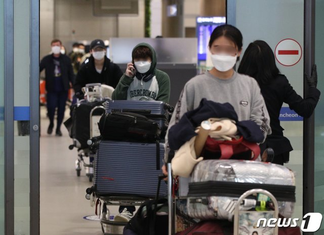23일 인천국제공항 1터미널에서 미국 샌프란시스코발 여객기 탑승객들이 입국장을 나서고 있다. © News1