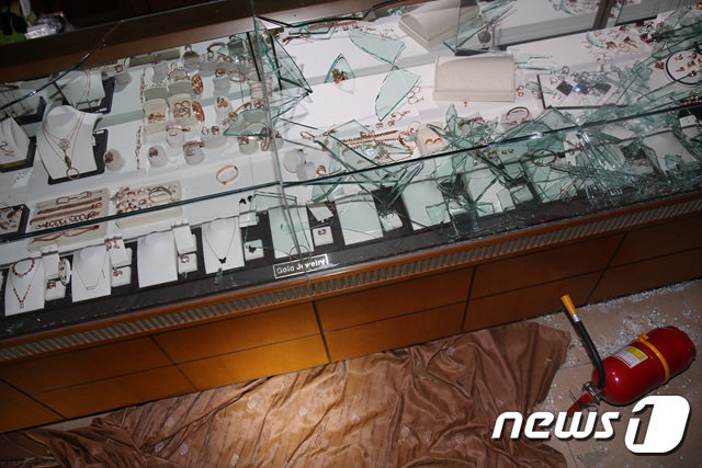 지난해 12월25일 오전 3시46분께 대전의 한 금은방에 20대 2명이 들어가 소화기로 진열대를 파손 후 40초 만에 7000만원 상당의 귀금속을 훔쳐 달아났다. 사진은 금은방 내부 당시 모습. (대전지방경찰청 제공)