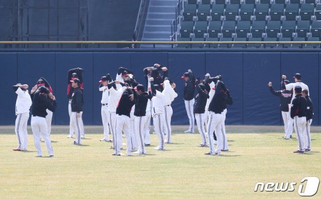 24일 오후 서울 잠실야구장에서 LG 트윈스 선수들이 훈련을 하고 있다. © News1