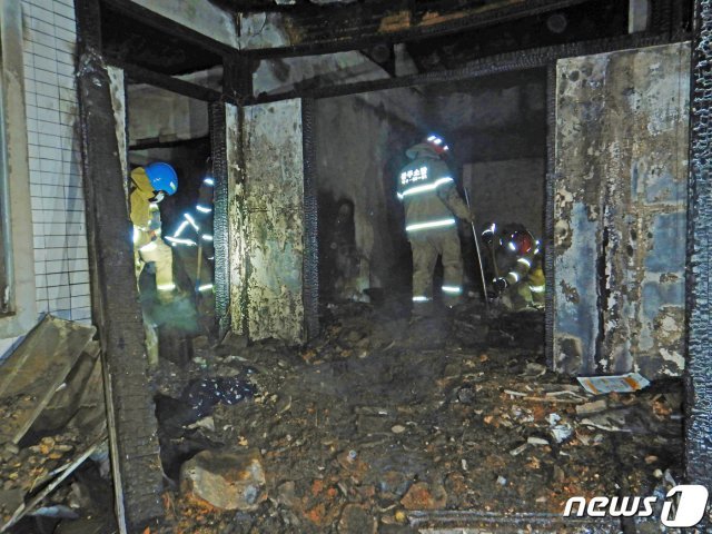 지난 23일 광주 북구 풍향동 한 주택에서 불이 나 소방대원들이 진화작업 등을 진행하고 있다.(광주북부소방서 제공)