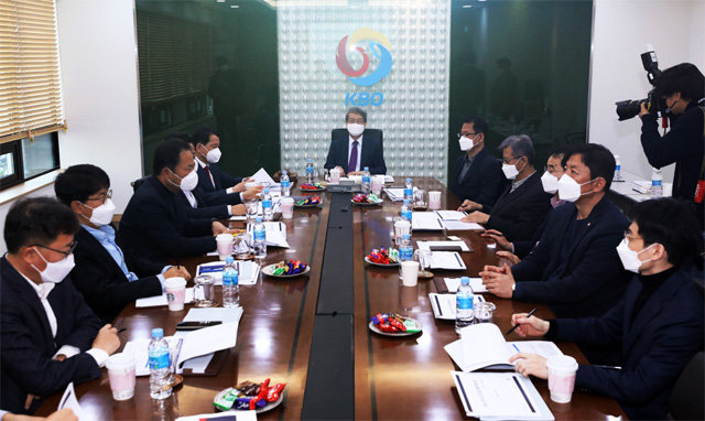 24일 서울 강남구 야구회관에서 열린 KBO 긴급 이사회에 참석한 정운찬 KBO 총재(가운데)와 10개 구단 대표들이 마스크를 쓴 채 회의를 하고 있다. 뉴시스