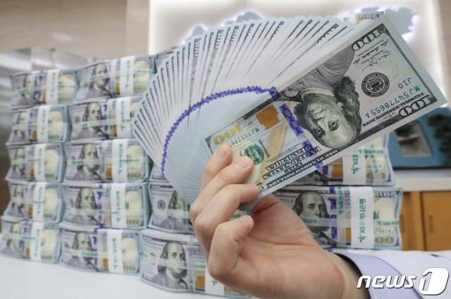 20일 오후 서울 중구 하나은행 위·변조대응센터에서 직원이 미국 달러화를 검수하고 있다. 2020.3.20/뉴스1 © News1