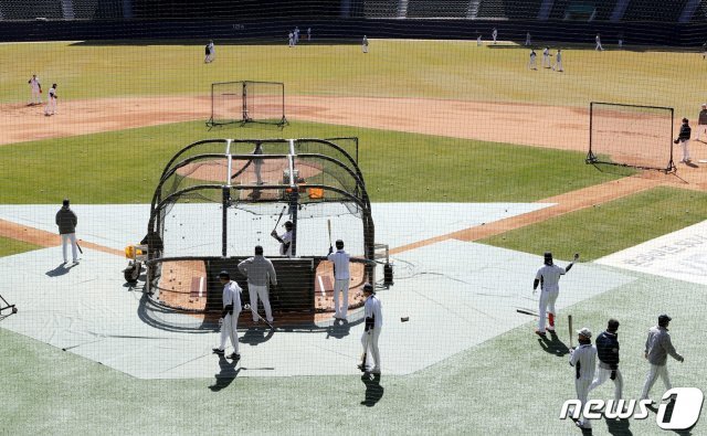 서울 잠실구장에서 훈련 중인 두산 베어스. © News1