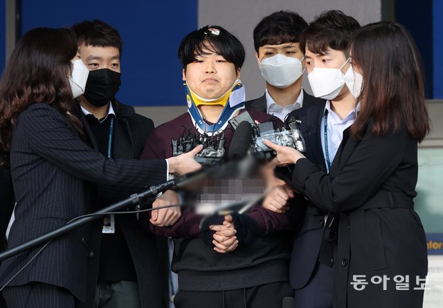 텔레그램 성착취 대화방 운영자 조주빈이 25일 오전 서울 종로경찰서에서 검찰로 송치되고 있다.