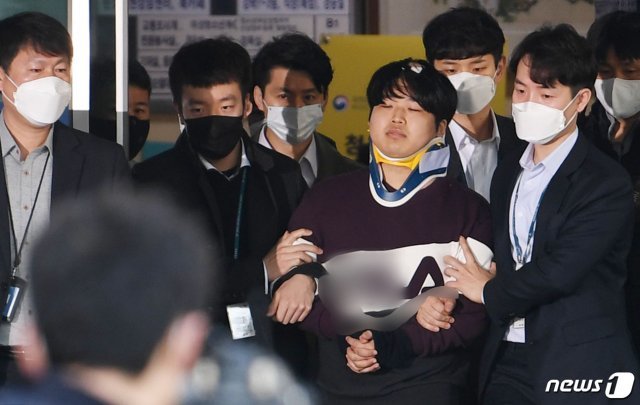 인터넷 메신저 텔레그램에서 미성년자를 포함한 여성들의 성 착취물을 제작 및 유포한 혐의를 받는 ‘박사방’ 운영자 조주빈(25)이 25일 서울 종로구 종로경찰서 유치장에서 나와 검찰로 송치되고 있다. © News1