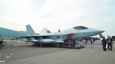 KT-1 기본훈련기(왼쪽 사진)와 2019 ADEX(영공방어 임무 중인 FA-50 경전투기. 공군 제공 서울국제항공우주및방위산업전시회)에소개된한국형전투기 KF-X의모습.