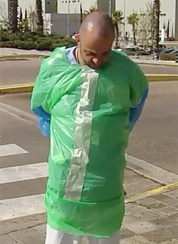 쓰레기봉투로 만든 방호복을 입은
스페인 간호사. CNN 홈페이지 캡처