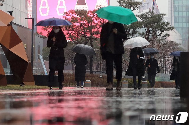 서울 강남구 삼성동에서 우산을 쓴 시민들이 길을 걷고 있다. (자료 사진)/뉴스1 © News1