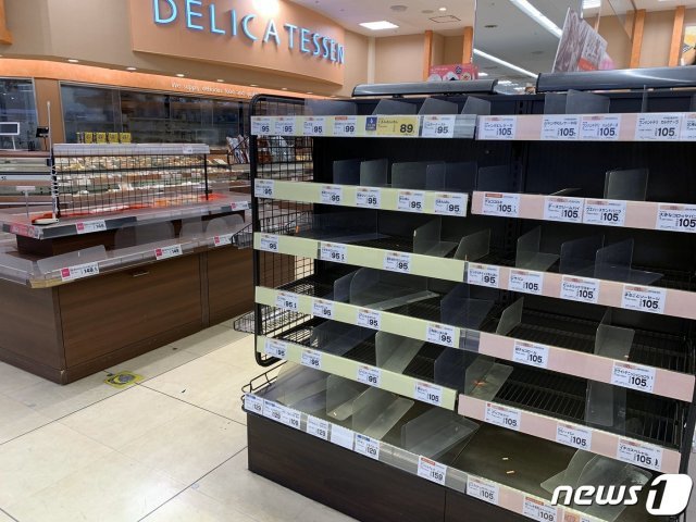 일본 도쿄 소재 한 슈퍼마켓의 육류 등 식료품 선반이 25일 시민들의 ‘사재기’로 비워져 있다. (대니얼 롭슨 트위터) © 뉴스1