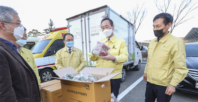 신종 코로나바이러스 감염증 확산으로 개학이 연기되면서 학교 급식용 친환경 농산물의 판로가 막히자 전북도가 20일 개최한 소비 촉진 행사에서 송하진 지사와 직원들이 농산물을 사고 있다. 전북도 제공