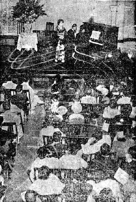 1920년 5월 4일 동아일보사 주최로 열린 류겸자 독창회에서 류 여사가 공연장을 가득 메운 청중 앞에서 열창하고 있다.