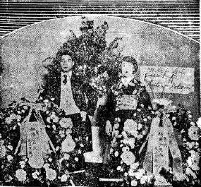 1920년 5월 4일 독창회에서 동아일보사로부터 화환을 받은 이날의 주인공 류겸자 부인(오른쪽)과 피아노 반주 사카키바라 씨.
