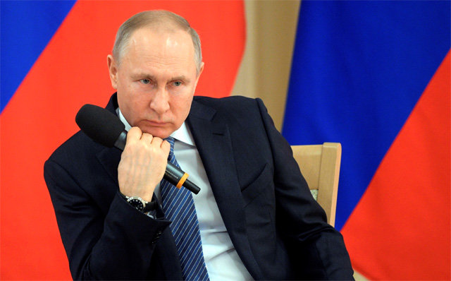 26일 대통령 사저에서 열린 기업인 간담회에 참석한 푸틴 대통령이 참석자의 발언을 듣고 있다. 모스크바=AP 뉴시스