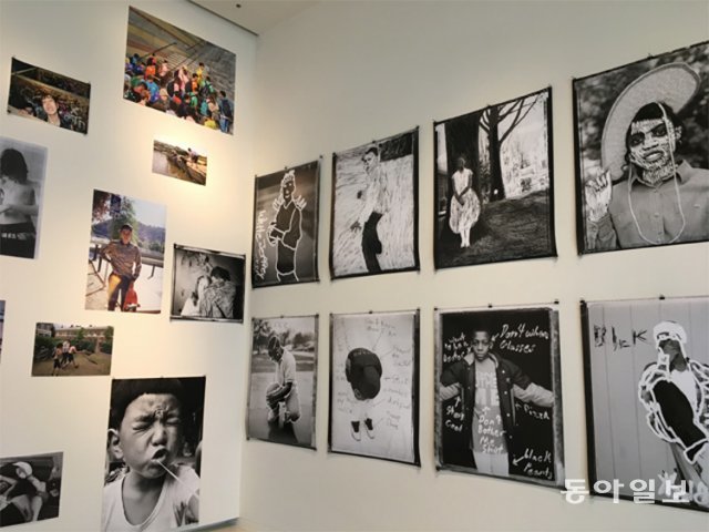 스타 디자이너 버질 아블로가 기획한 전시 ‘커밍 오브 에이지’ 전경. 오른쪽 벽면의 사진 8점은 웬디 이월드의 작품이다. 김민 기자 kimmin@donga.com