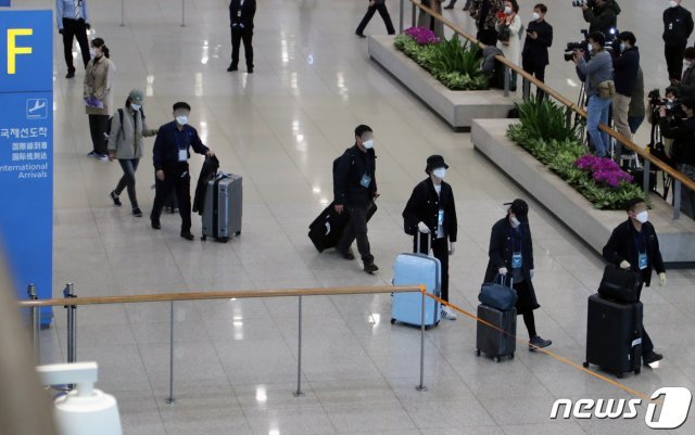신종 코로나바이러스 감염증(코로나19)이 확산 중인 이란에 체류 중인 교민들이 19일 인천국제공항을 통해 귀국하고 있다. 외교부는 탑승객 중 한국 국적은 74명, 외국 국적의 재외동포 및 가족이 6명이라고 밝혔다. © News1